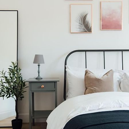Stylish 2 Bedroom Flat In Ilford, London Экстерьер фото